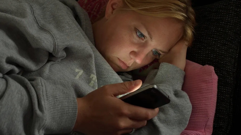 Usar o celular antes de dormir pode atrapalhar mais o sono do que tomar  caf&eacute; - Canaltech