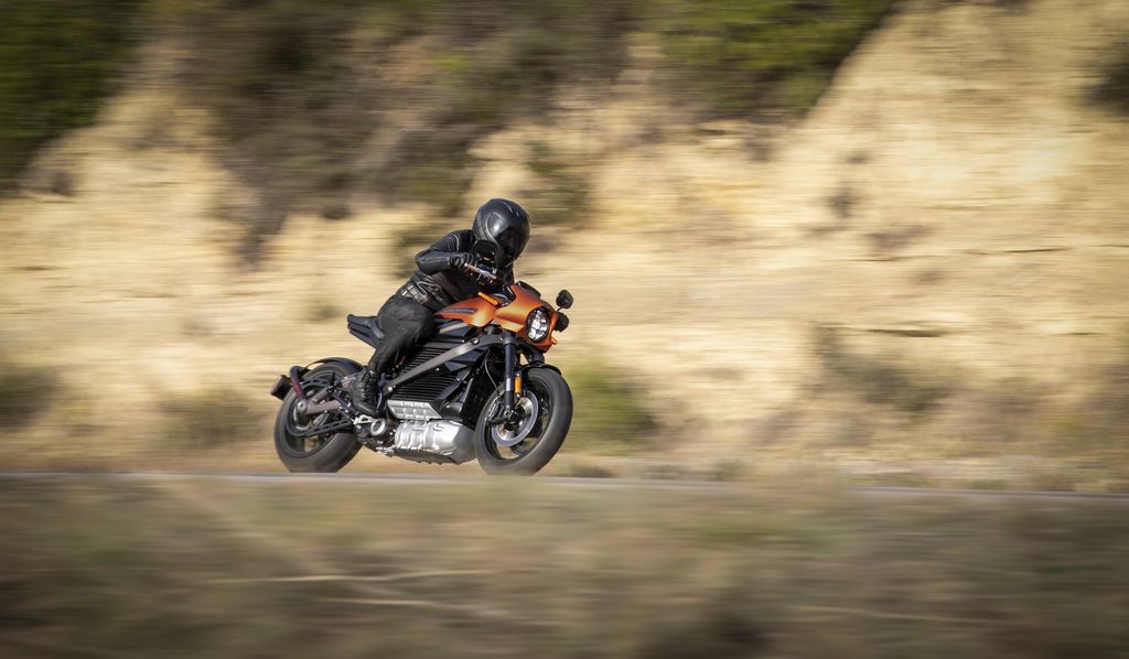 A Livewire vai de 0 a 100 km/h em menos de 3,5 segundos e possui torque dinâmico: assim que o motor é acionado, a moto atinge 100% de suas capacidades nominais (Imagem: Divulgação/Harley-Davidson)