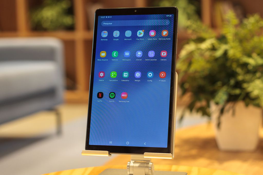 A tela do Galaxy Tab A7 Lite é compacta e feita para quem prioriza portabilidade (Imagem: Ivo/Canaltech)