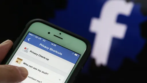 Facebook vai usar cartas de verificação para evitar manipulação política