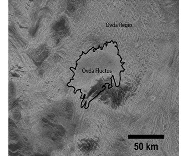 Imagem de radar do Ovda Flactus. A linha escura traça a margem do fluxo de lava. (Imagem: NASA)