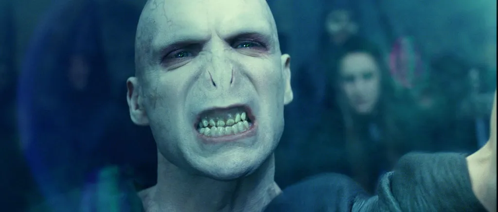 O que Voldemort não tem de nariz, tem de crueldade (Imagem: Divulgação/Warner Bros)