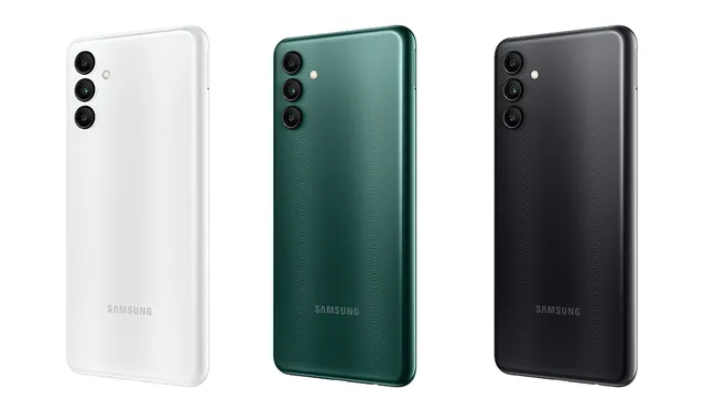 Já atualizado para o design minimalista da empresa em 2023, o Samsung Galaxy A04s chega ao Brasil nas cores branco, verde e preto (Imagem: Divulgação/Samsung)