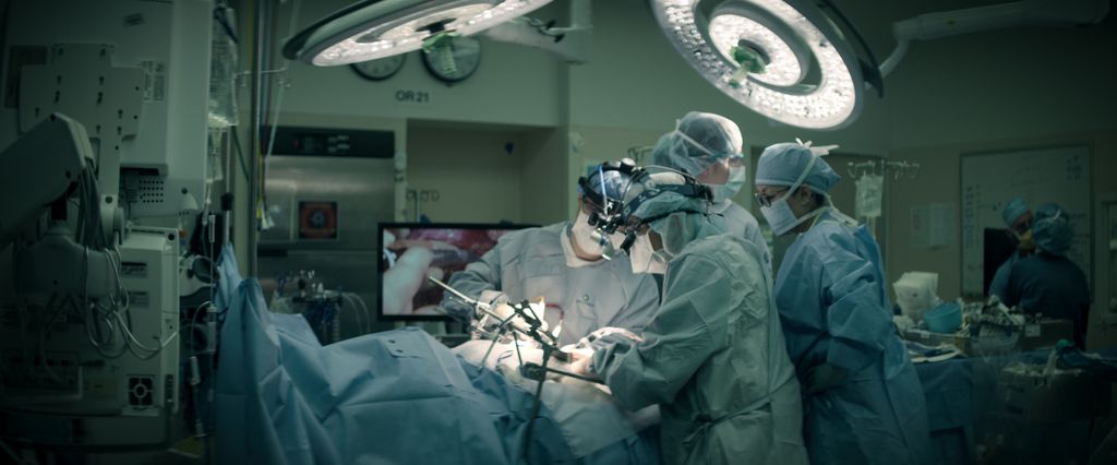 Crítica | Cirurgiões Inovadores contempla a ciência em tempos de questionamento