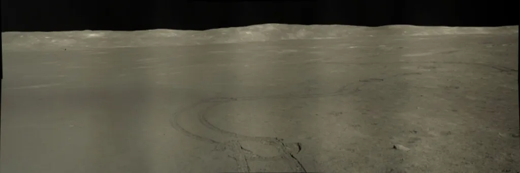 Enquanto as marcas do Yutu-2 aparecem no centro da imagem, o Chang’e-4 aparece como um potinho à esquerda, na borda da cratera (Imagem: Reprodução/NASA/GSFC/Arizona State University)