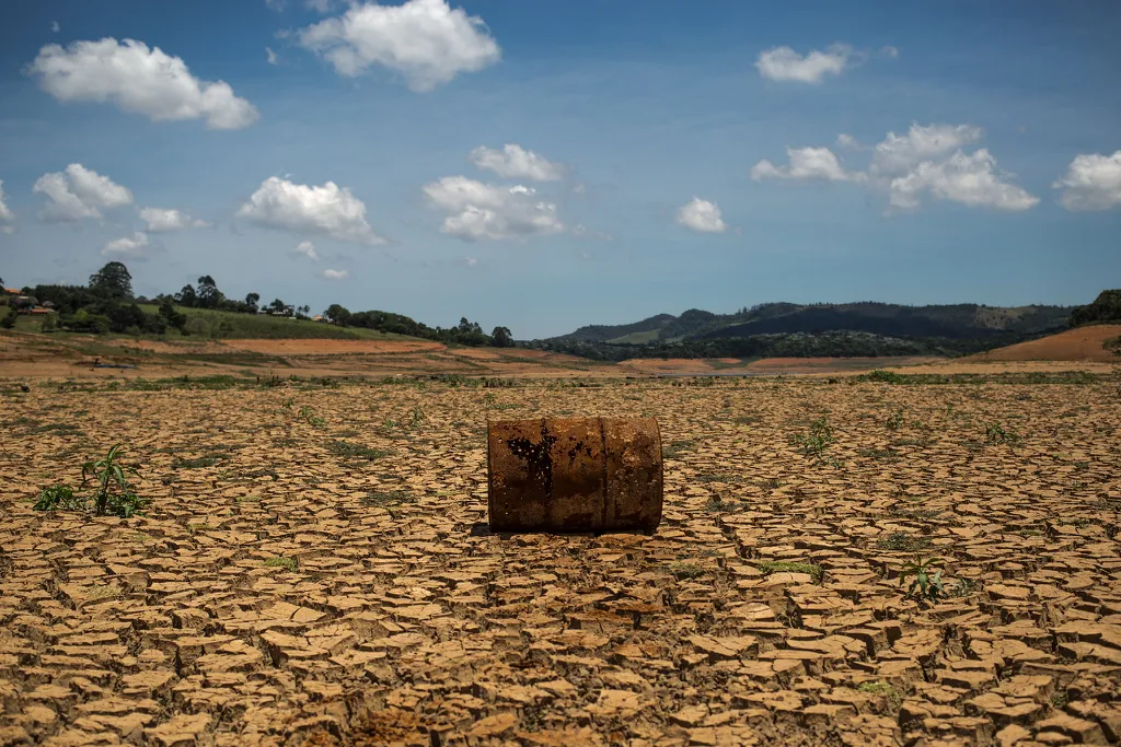 Seca no sistema Cantareira abalou o abastecimento de água na Região Metropolitana de São Paulo entre 2014 e 2015. Cientistas relacionam o evento com o aquecimento global (Imagem: midianinja/CC BY-NC-SA 2.0)