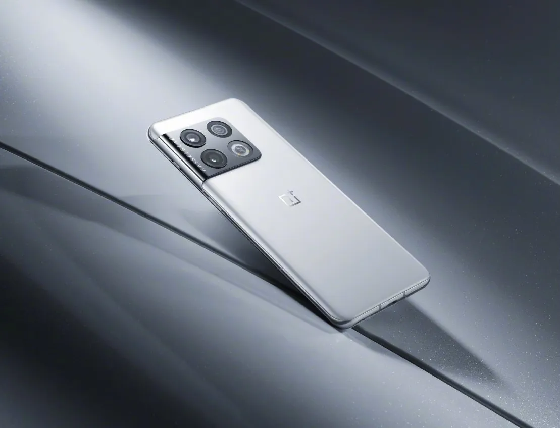 OnePlus 10 Pro ganha versão Panda White com traseira de cerâmica para acabamento premium mais resistente (Imagem: Reprodução/OnePlus)