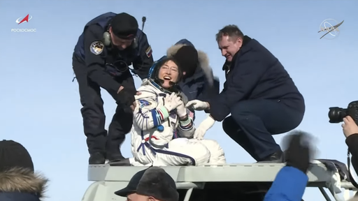 Astronauta da NASA que bateu recorde no espaço volta à Terra em segurança