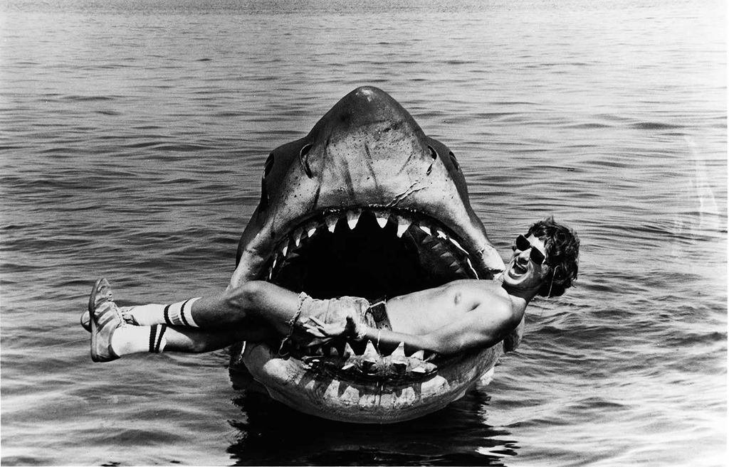 Steven Spielberg durante as gravações de Tubarão (Imagem: Reprodução/Universal Pictures)