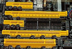 De cima para baixo: PCIe 4x, PCIe 16x, PCIe 1x, PCIe 16x, PCI De cima para baixo: PCIe 4x, PCIe 16x, PCIe 1x, PCIe 16x, PCI