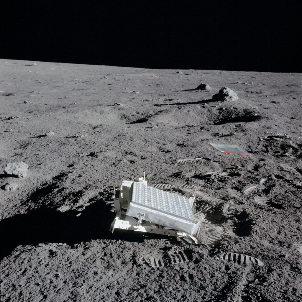 Painel refletor deixado na Lua pelos astronautas da missão Apollo 14, em 1971 (Imagem: Reprodução/NASA)