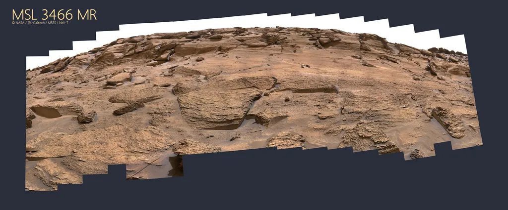 Imagem colorida após processamento. A "porta marciana" aparece na parte superior da imagem, quase no centro dela (Imagem: Reprodução/NASA/JPL-Caltech/MSSS/NeV-T)