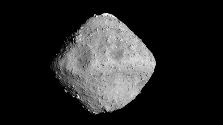 O asteroide Ryugu visto pela nave Hayabusa-2 (Imagem: Reprodução/JAXA)
