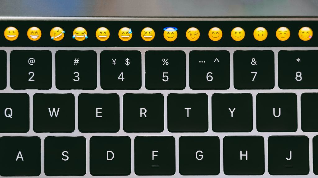 Estudo relaciona uso de emojis com probabilidade de funcionários se demitirem