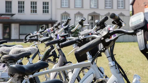 França quer oferecer US$ 3 mil para quem trocar carro por bicicleta elétrica
