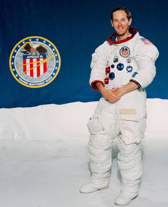 O astronauta Charles Duke antes de embarcar na Apollo 16 (Imagem: Reprodução/NASA)