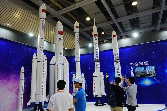 Modelos representando alguns dos foguetes Long March (Imagem: Reprodução/XU XING/FOR CHINA DAILY)