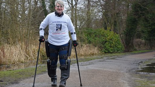 Britânico paralítico caminha 180 km com ajuda de exoesqueleto motorizado