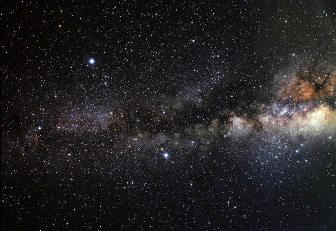 A estrela Deneb aparece no lado esquerdo em relação ao centro da foto (Imagem: Reprodução/NASA, ESA/A. Fujii)