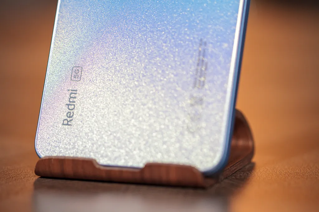 Redmi Note 11 Pro Plus 5G tem acabamento em vidro com aspecto brilhante na traseira (Imagem: Ivo Meneghel Jr/Canaltech)