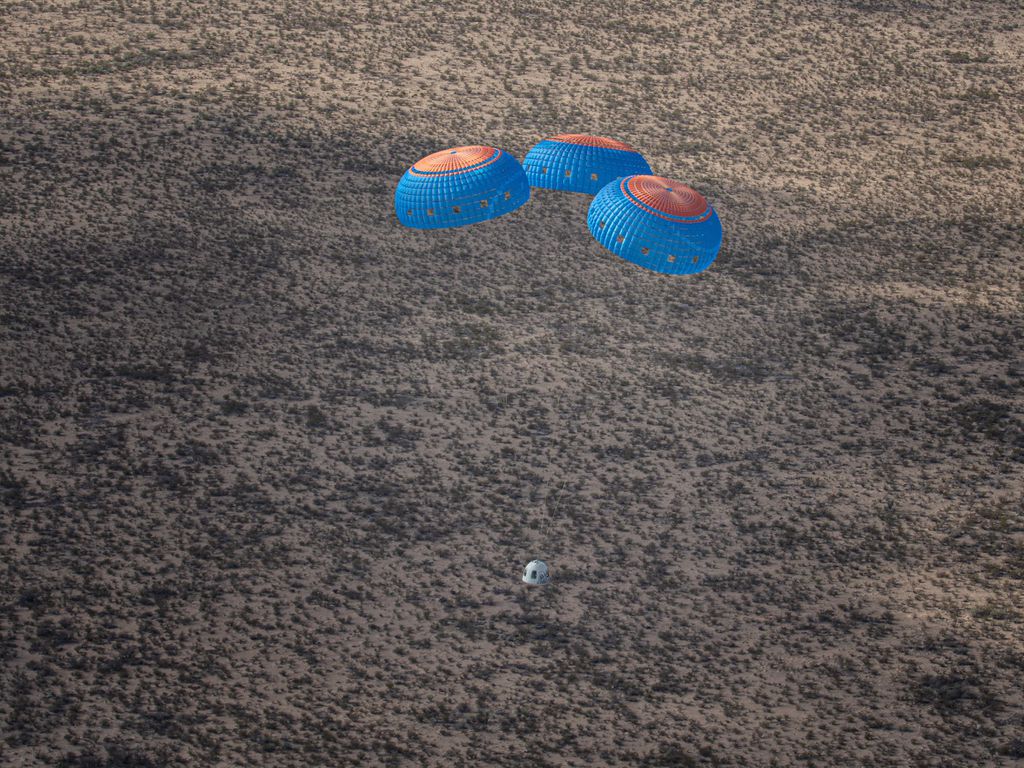 A cápsula suborbital New Shepard da Blue Origin pousando com o auxílio de paraquedas (Imagem: Reprodução/Blue Origin)