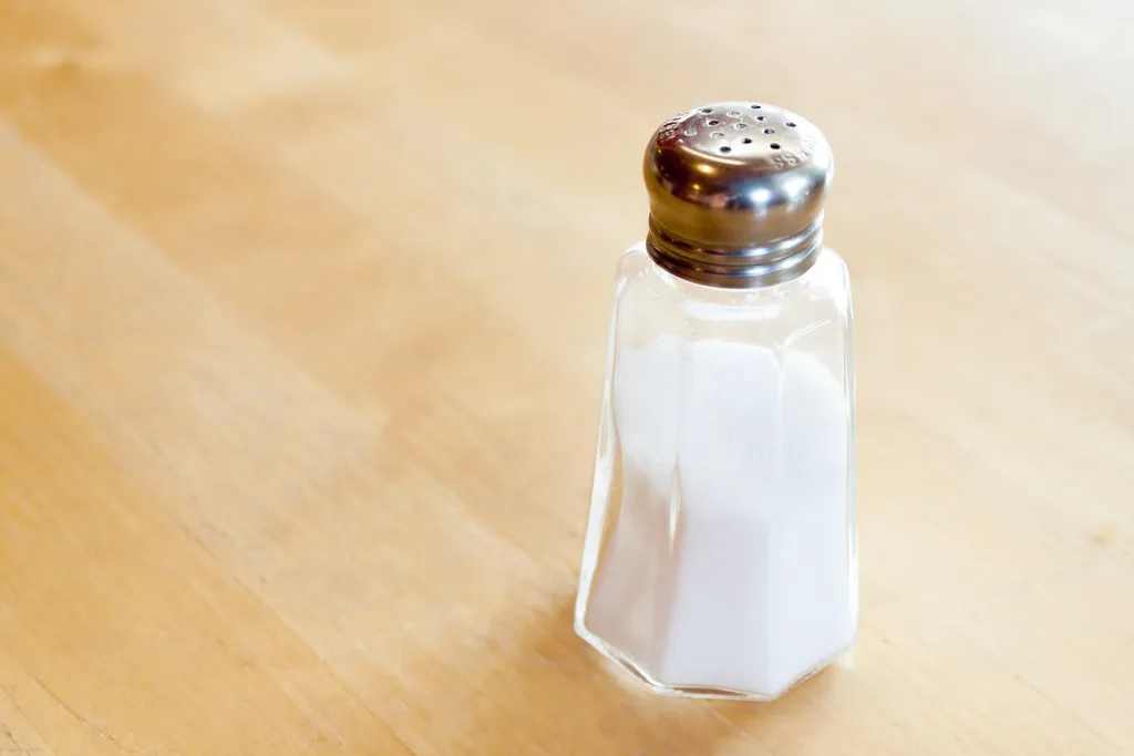 Consumo excessivo de sal e de sódio aumentam o risco de hipertensão (Imagem: KatineDesign/Pixabay/Domínio Público)