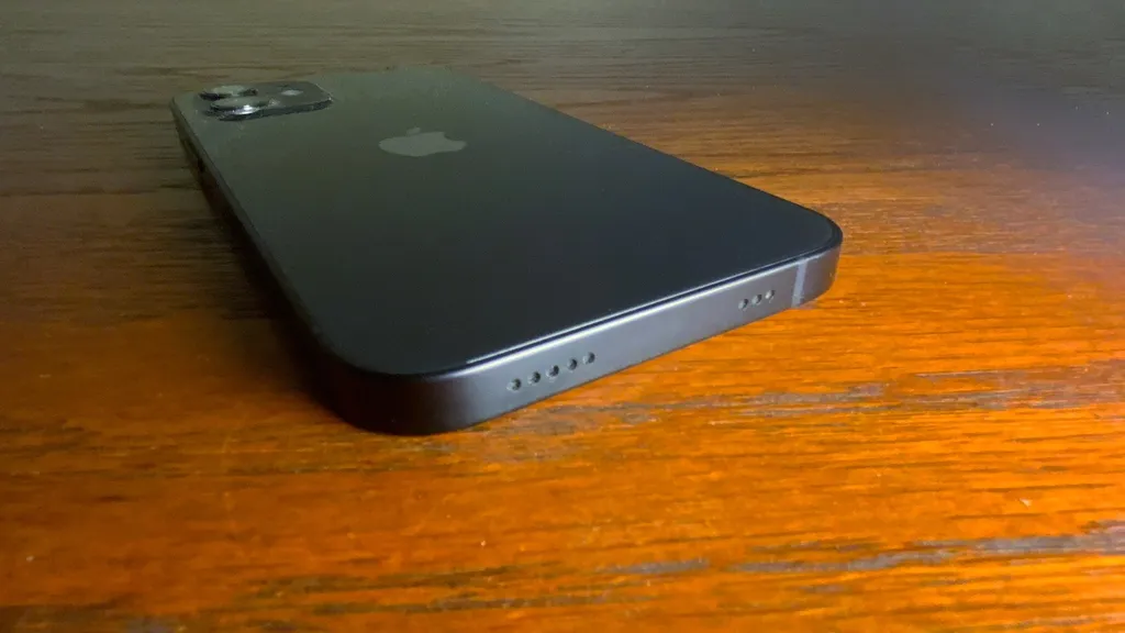 iPhone 14 deverá manter porta Lightning (Imagem: Cult Of Mac)