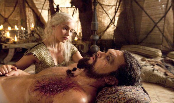 Daenerys cuidando do ferimento de Drogo (Imagem: HBO)