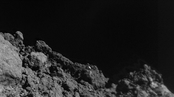Imagem da superfície do asteroide Ryugu, capturada pelo MASCOT (Mobile Asteroid Surface Scout), um robô franco-alemão liberado pela espaçonave Hayabusa2. Ele tinha uma bateria com 16 horas de duração, mas nesse período conseguiu realizar uma série de imagens interessantes da rocha. (Imagem: MASCOT / DLR / JAXA)