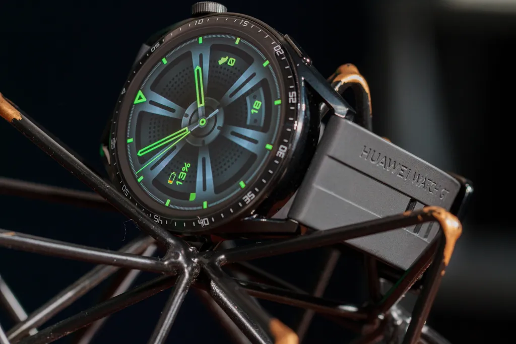 O Huawei Watch GT 3 na versão de 46 mm é bastante robusta, então considere o modelo de 42 mm se seu pulso for pequeno (Imagem: Ivo Meneghel Jr./Canaltech)