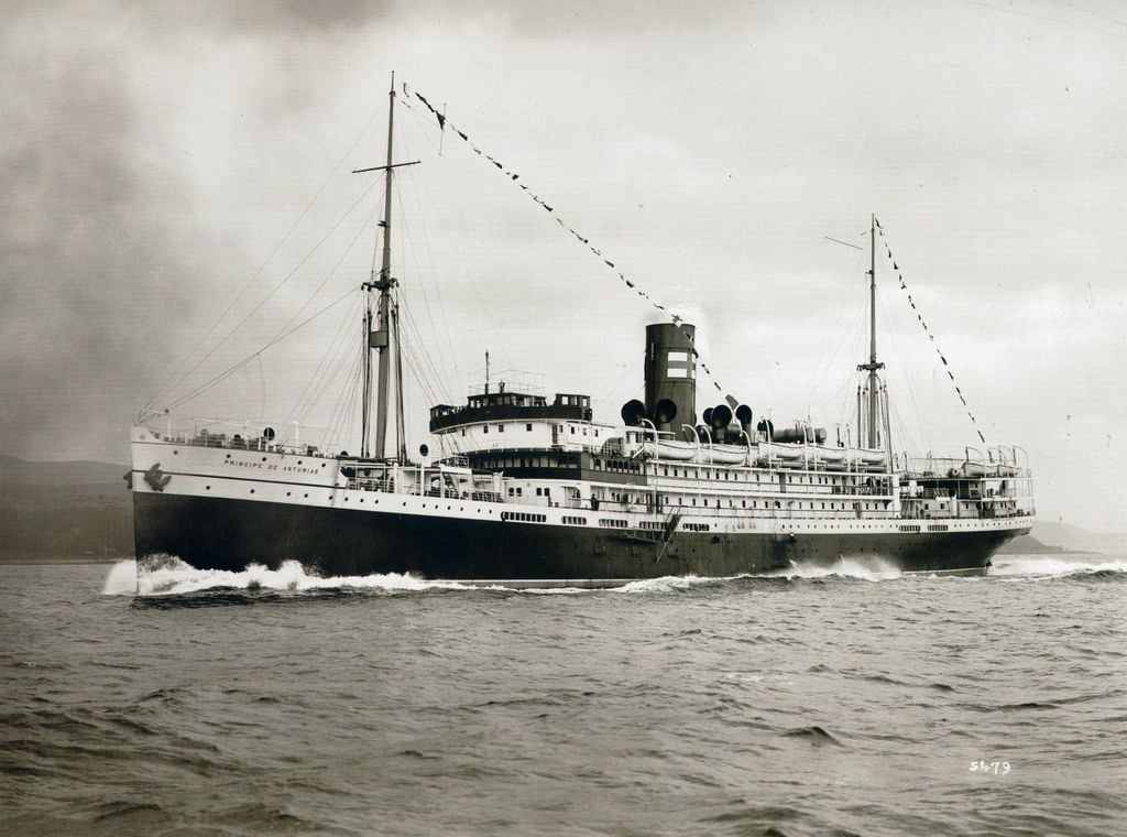 Foto em preto-e-branco de um navio, o Príncipe de Astúrias