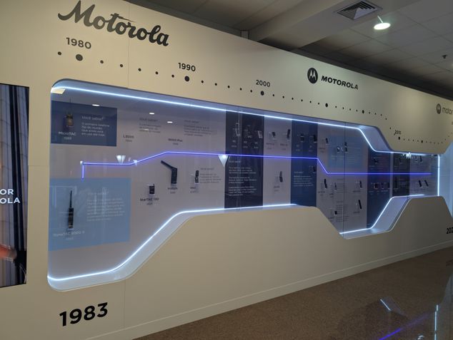 Motorola foi pioneira em celulares dobráveis
