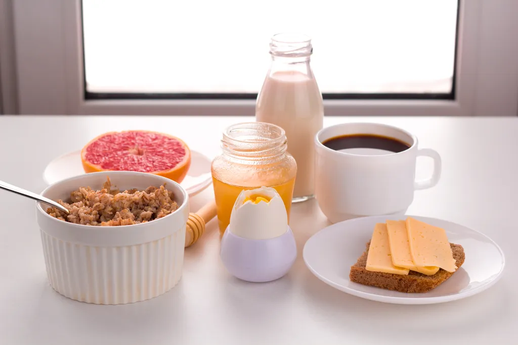 As pessoas comem sempre a mesma coisa no café da manhã, mas não costumam repetir almoço ou jantar (Imagem: twenty20photos/envato)