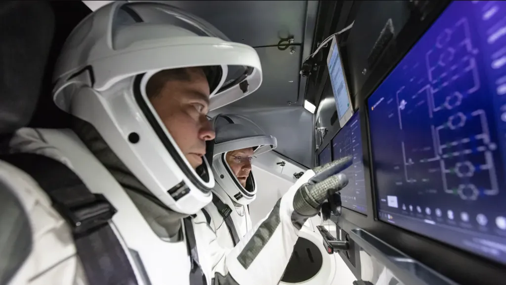 Hoje, astronautas da NASA viajam para a ISS em nave e trajes construídos pela SpaceX (Imagem: SpaceX)