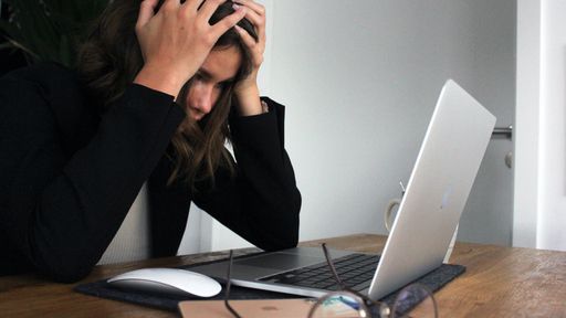 A vingança dos "anti-LinkedIn": perfis ironizam clichês da vida corporativa