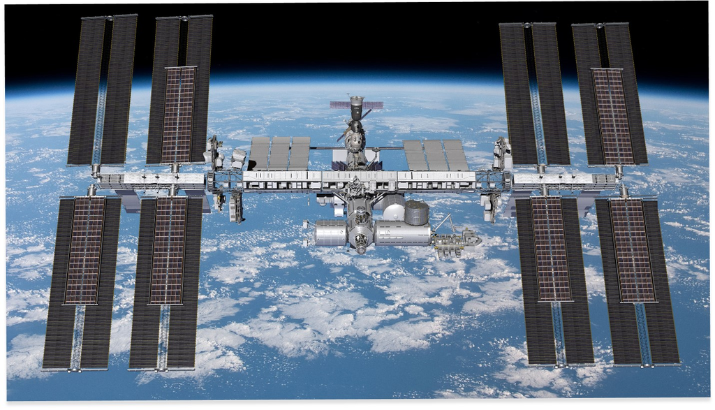 A ISS receberá seis novos painéis solares, que podem aumentar em até 30% a produção de energia (Imagem: Reprodução/Boeing)