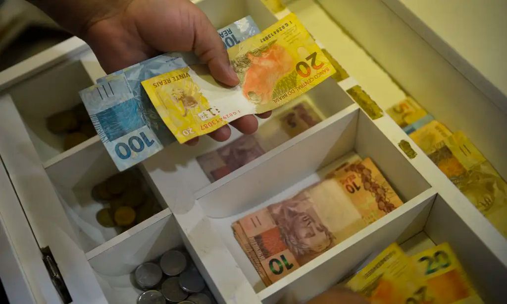 Na medida em que o Pix bate novos recordes, circulação de dinheiro em espécie cai; baixa é de mais de 7% desde o lançamento do meio de pagamento digital (Imagem: Marcello Casal Jr./Agência Brasil)