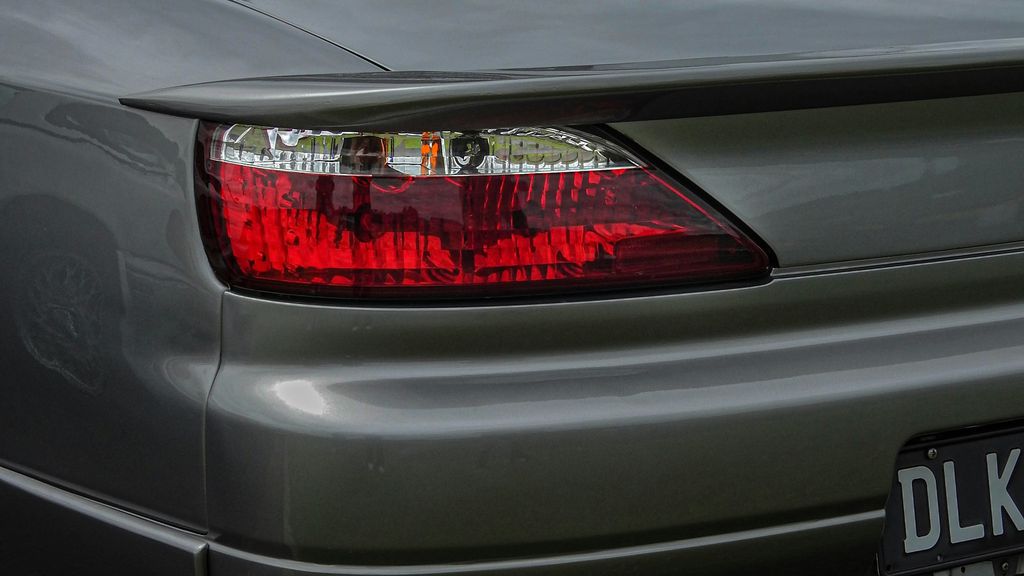 Carros com uma luz de ré significam economia para os fabricantes (Imagem: Milton MacDonald/Unsplash/CC)