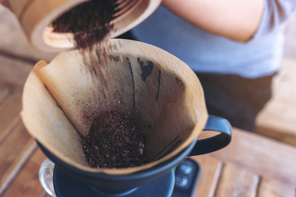 Beber apenas café pode ter implicações na saúde do indivíduo (Imagem: Farknot/Envato)