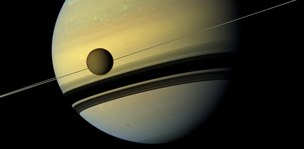 Saturno e a lua Titã (Imagem: Reprodução/NASA)