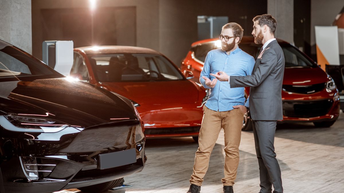 Estudo revela por que comprar carro em concessionária custa tão caro