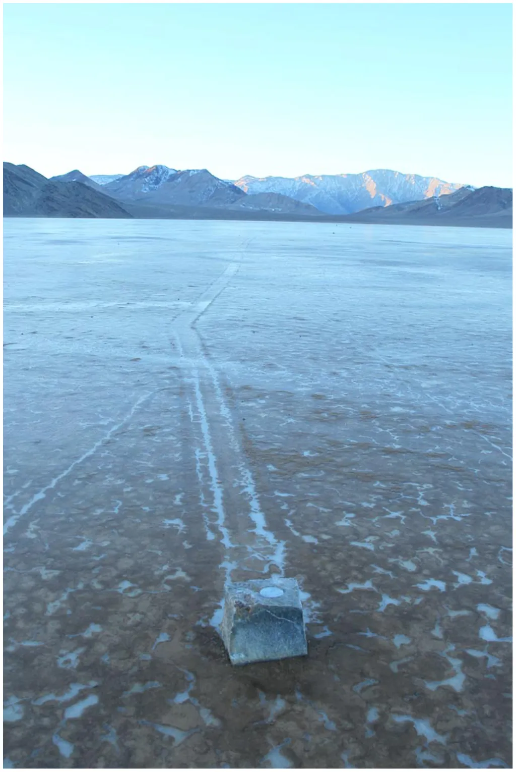Uma das pedras dos pesquisadores munida de um rastreador e sua trilha sobre a superfície ainda congelada (Imagem: Reprodução/Richard Norris at al.)