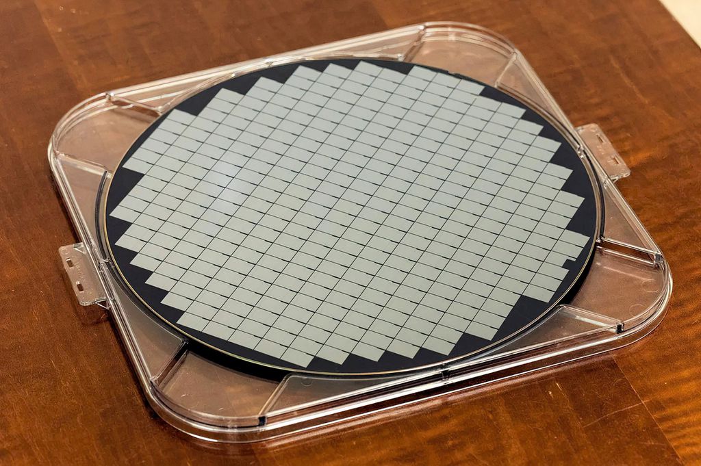 O wafer registrado possui 300 mm, e parece conter chips da série Meteor Lake-M, para tablets e notebooks de baixo consumo (Imagem: Stephen Shankland/CNET)