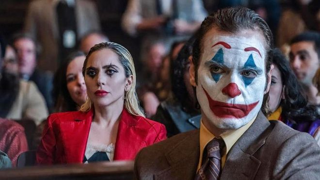 Ao apostar no gênero musical e em um final divisivo, sequência de Coringa acaba decepcionando público e críticos. (Imagem: Divulgação/Warner Bros.)