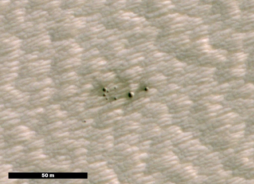 Imagem de crateras feita pela câmera HiRISE na MRO (Imagem: Reprodução/NASA/JPL-Caltech/University of Arizona)