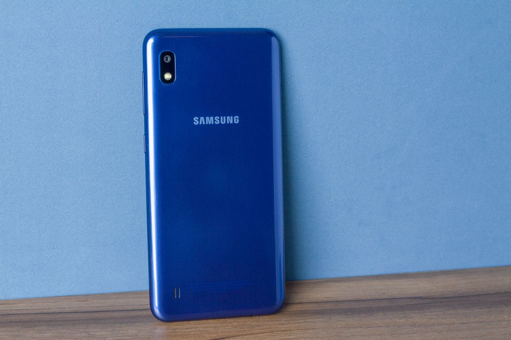 Traseira do 'Samsung A10' lembra celulares com tampa traseira removível, apesar de não ter esta característica (Imagem: Ivo/Canaltech)