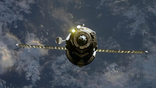 Fragmento de foguete e satélite da SpaceX podem passar perto de nave russa
