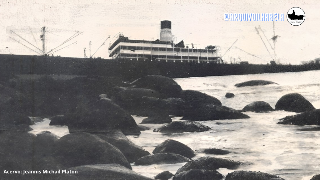 Navio Velasquez naufragado em meio a pedras no mar, adernado