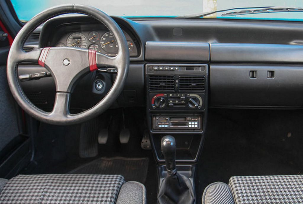 Uno Mille ELX foi o primeiro 1.0 do mercado a ter ar-condicionado (Imagem: Reprodução/AutoMundo)