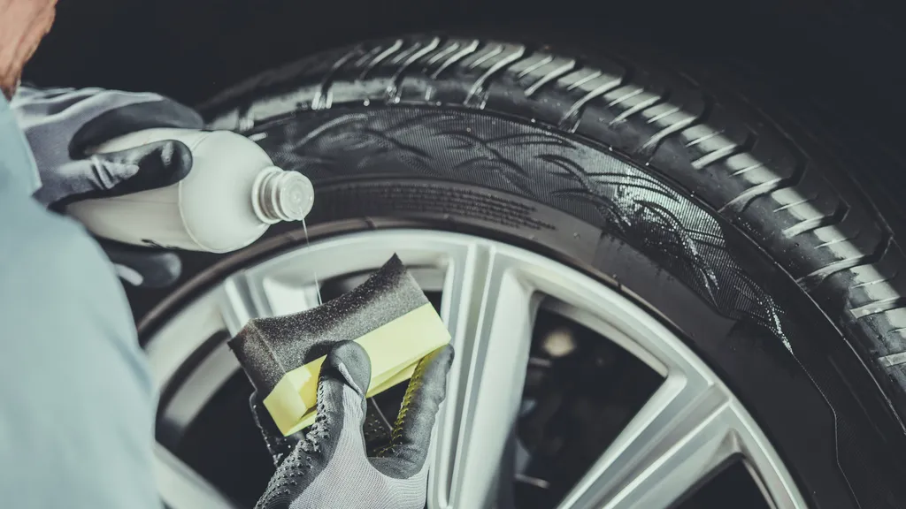 Pretinho para pneu dos lava-rápidos deixa o composto brilhando (Imagem: Dual Logic/Envato/CC)
